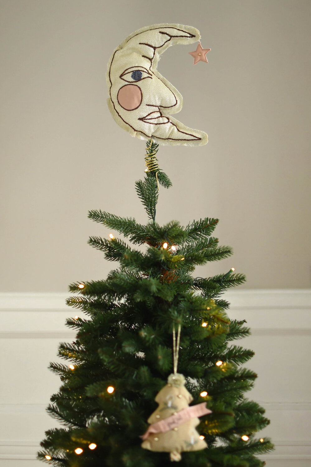 x Lisbeth Beck, stofjuletræstop m. måne - H25 cm.